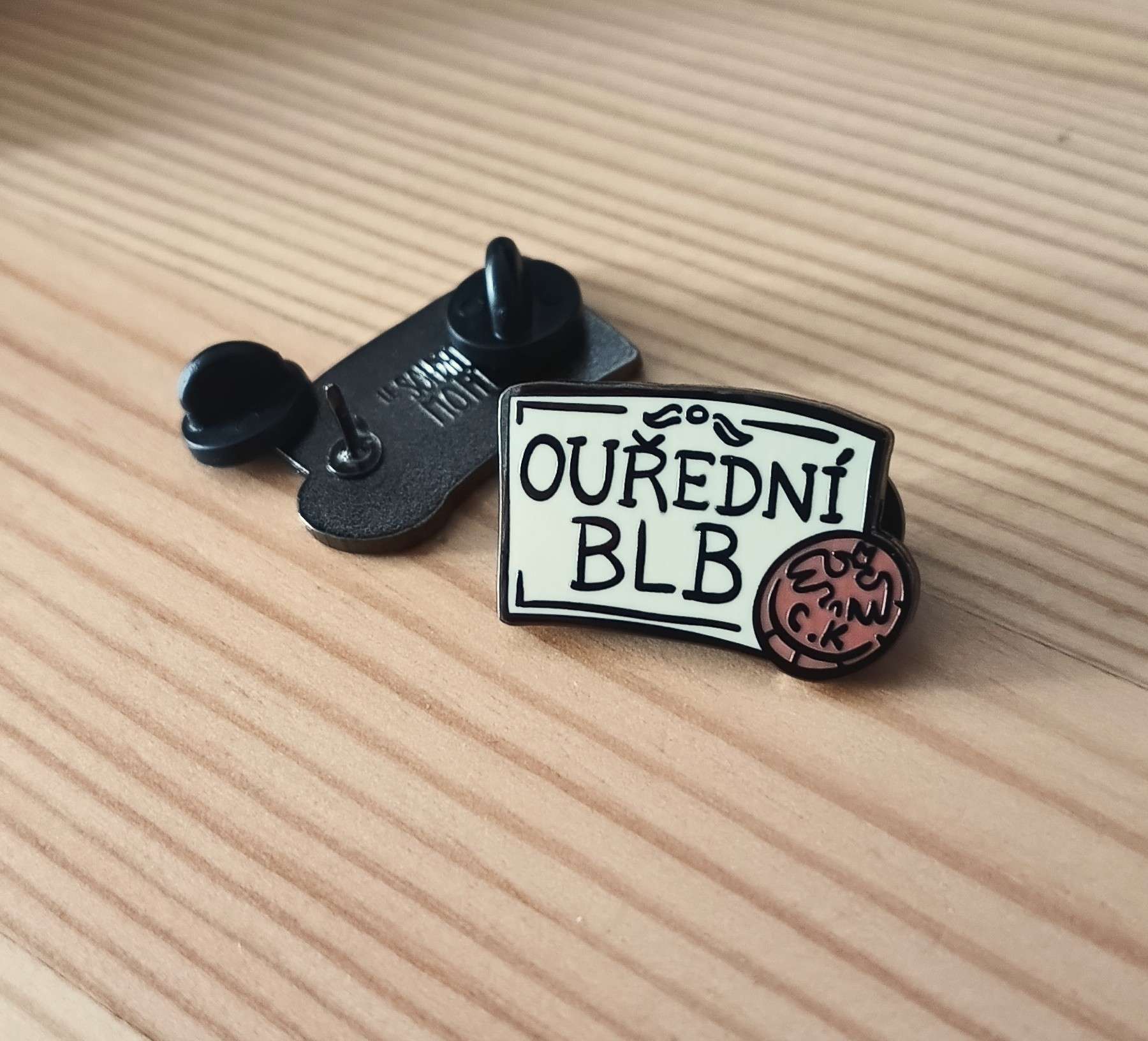 Ouřední blb - enamel pin